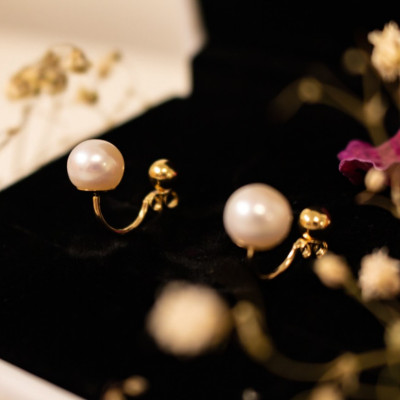Boucles d'oreilles boutons, Or jaune et perle - Emanessence