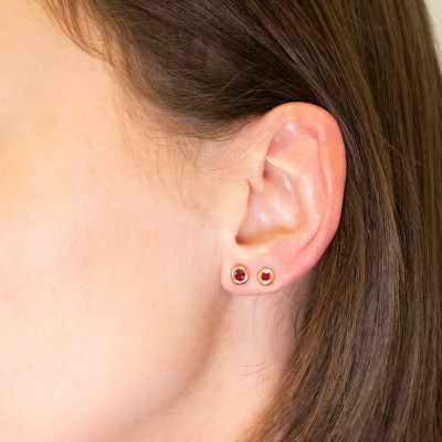 Puces d'oreilles rubis serti clos, Or jaune 750 - Emanessence