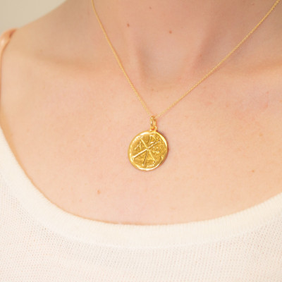 Médaille Chrisme martelée, Or Jaune 750, 15 mm à 22 mm - Becker