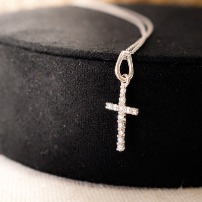 Croix diamantée, Or blanc 750 et diamants - Emanessence
