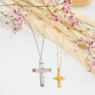 Croix Avec Christ, Or jaune 750, 18x28mm - Lumiosa