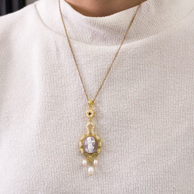 Pendentif Camée Cupidon, Perles Blanches & Argent Doré - Emanessence