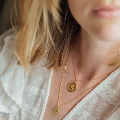 Médaille d'Amour L'Essentielle Bleue, Or Jaune 750 & Saphirs, 18 mm - Augis