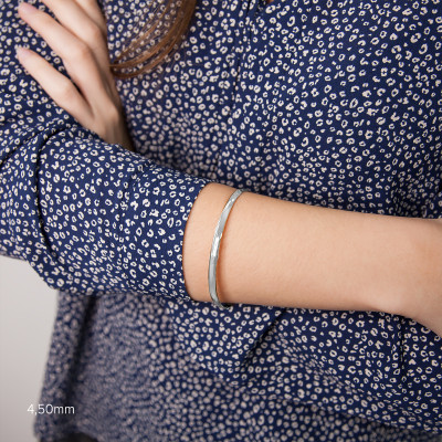 Bracelet Demi Jonc Plat Massif, 67 mm Or blanc 750 - Emanessence