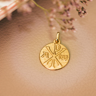 Médaille Chrisme martelé, Or Jaune 750, 18mm - Lumiosa