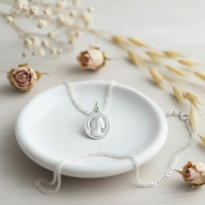 Médaille Sainte Vierge de profil, Or blanc 375, 13x14mm - Emanessence