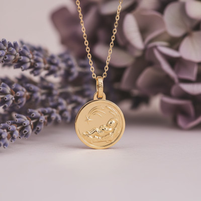 Médaille Enfant Jésus dans la crèche, Or Jaune 750, 16mm - Lumiosa