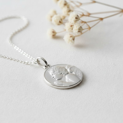 Médaille Ange Raphaël En Prière, Or Blanc 375, 13 mm - Emanessence