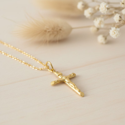 Croix du Christ, Or jaune 750, 21x40mm - Emanessence