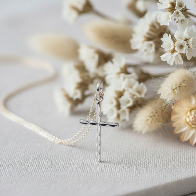 Croix cannelée, Or blanc 750, 18x12mm - Emanessence