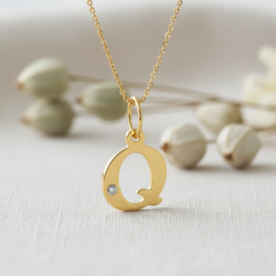 Pendentif lettre Q, Or jaune 750 et diamant - Emanessence