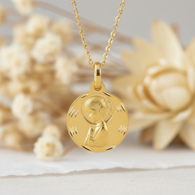 Médaille Vierge en Prière Facettée, Or Jaune 375 ou 750, 16 mm - Lumiosa
