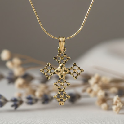 Croix Ajourée, Or jaune 750, 22x31mm - Lumiosa