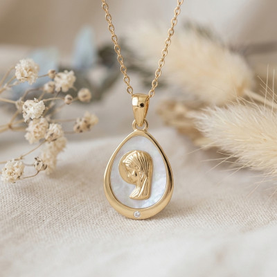 Médaille Vierge, Or Jaune 750 & Nacre, Diamant 0,01ct - Emanessence