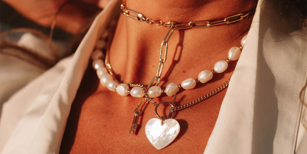 Tendance bijoux 2024 : pleins feux sur l’argent et le plaqué or