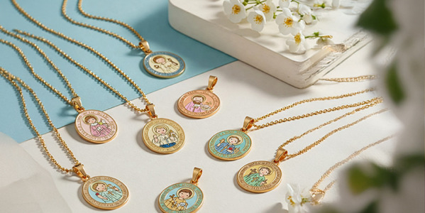 Fille ou garçon : comment bien choisir une médaille de baptême ?